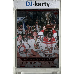 2025/26 Real Cards serie 1 Collectors Edition #MCH-02 část týmu s pohárem Memories of the Champions Wien 96 Red xx/15