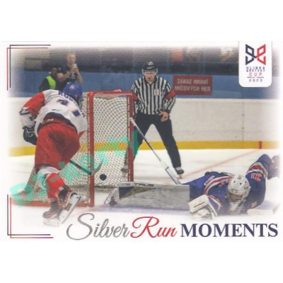 2023/24 Legendary Cards Hlinka Gretzky Cup Young Lions #SRM-15 Matěj Kubiesa proti brankáři Heilovi Silver Run Moments