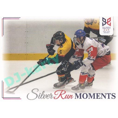 2023/24 Legendary Cards Hlinka Gretzky Cup Young Lions #SRM-20 Max Curran pronásleduje Herzoga Silver Run Moments