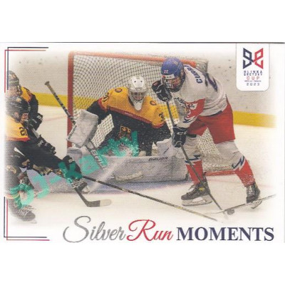 2023/24 Legendary Cards Hlinka Gretzky Cup Young Lions #SRM-24 Curran v šanci před německou bránou Silver Run Moments
