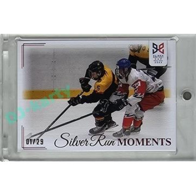 2023/24 Legendary Cards Hlinka Gretzky Cup Young Lions #SRM-20 Max Curran pronásleduje Herzoga Silver Run Moments Canvas xx/29