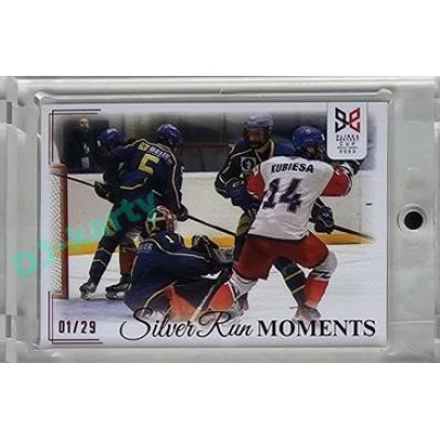 2023/24 Legendary Cards Hlinka Gretzky Cup Young Lions #SRM-40 Fibigr skóruje a snižuje stav utkání Silver Run Moments Canvas xx/29