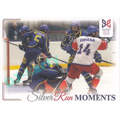 2023/24 Legendary Cards Hlinka Gretzky Cup Young Lions #SRM-40 Fibigr skóruje a snižuje stav utkání Silver Run Moments
