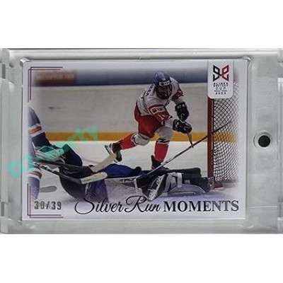 2023/24 Legendary Cards Hlinka Gretzky Cup Young Lions #SRM-04 Matěj Kubiesa zvyšuje na 2:1 pro ČR Silver Run Moments Rainbow xx/39