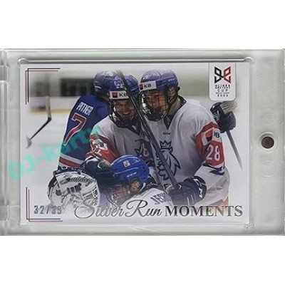 2023/24 Legendary Cards Hlinka Gretzky Cup Young Lions #SRM-12 Celkem 7 gólů nasázeli Češi týmu USA Silver Run Moments Rainbow xx/39
