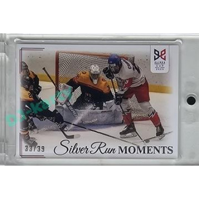 2023/24 Legendary Cards Hlinka Gretzky Cup Young Lions #SRM-24 Curran v šanci před německou bránou Silver Run Moments Rainbow xx/39