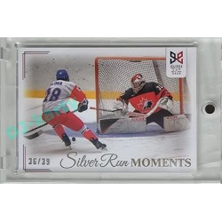 2023/24 Legendary Cards Hlinka Gretzky Cup Young Lions #SRM-48 Za stavu 2:2 šel zápas do prodloužení Silver Run Moments Rainbow xx/39