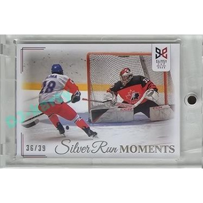 2023/24 Legendary Cards Hlinka Gretzky Cup Young Lions #SRM-48 Za stavu 2:2 šel zápas do prodloužení Silver Run Moments Rainbow xx/39