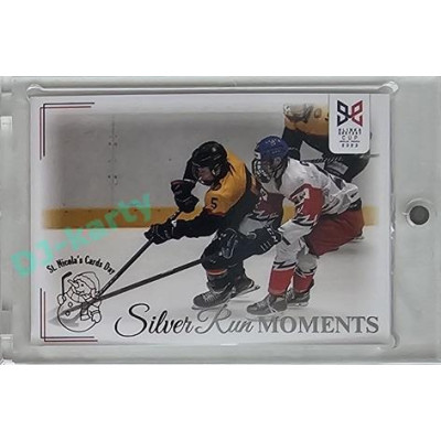 2023/24 Legendary Cards Hlinka Gretzky Cup Young Lions #SRM-20 Max Curran pronásleduje Herzoga Silver Run Moments Expo